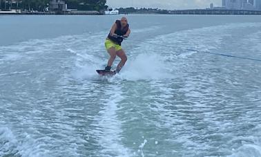 Sesión de wakeboard Stingray Bowrider de 21 pies en Miami Beach, Florida