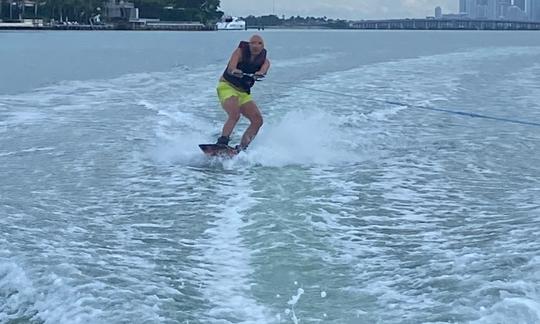 Session de wakeboard Stingray Bowrider de 21 pieds à Miami Beach, en Floride