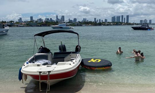 Session de wakeboard Stingray Bowrider de 21 pieds à Miami Beach, en Floride