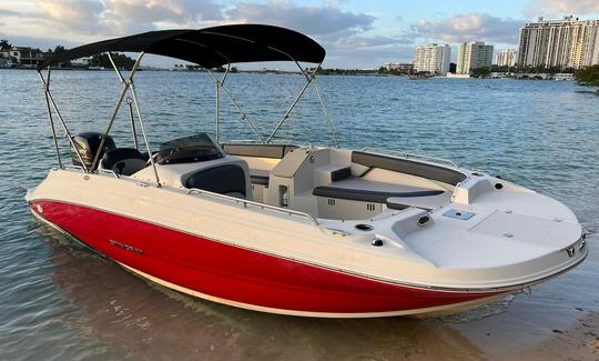 Session de wakeboard Stingray Bowrider de 21 pieds à Miami Beach, en Floride