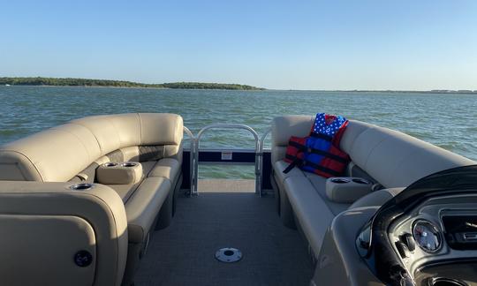 Ponton de fête et de pêche SunTracker de 24 pieds au réservoir de Cedar Creek, au Texas