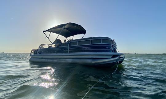 Ponton de fête et de pêche SunTracker de 24 pieds au réservoir de Cedar Creek, au Texas