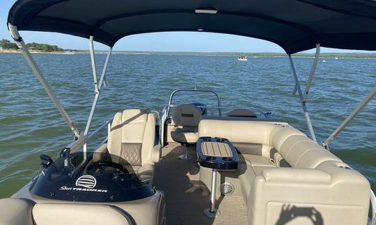 Ponton de fête et de pêche SunTracker de 24 pieds au réservoir de Cedar Creek, au Texas