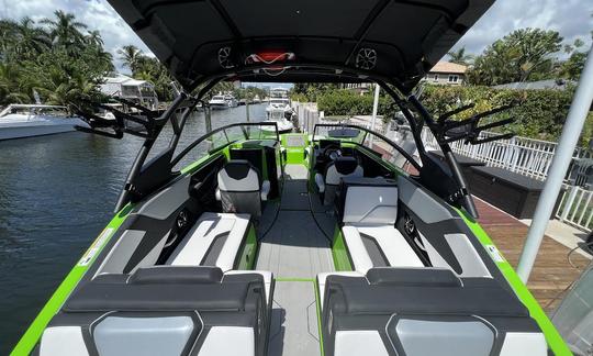 Beautiful 2022 Yamaha 255XD Powerboat for rent in Fort Lauderdale, Florida