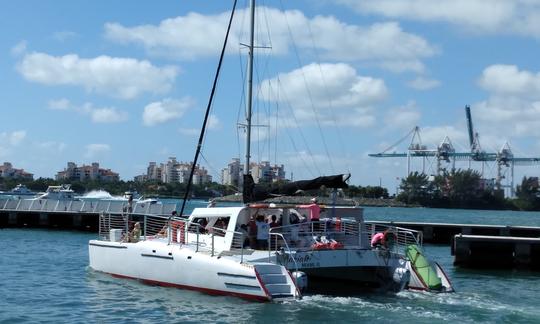 O melhor barco para festas em catamarã | Até 49 passageiros! 