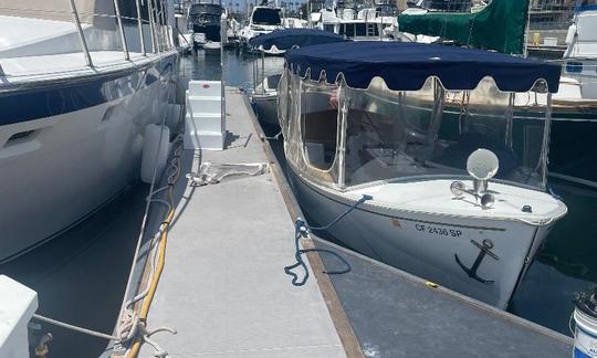 Barco elétrico Duffy de 21 pés em Marina del Rey, Califórnia