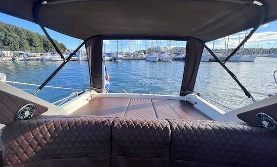 Sunseeker Tomahawk 37' Sportboat in Pula