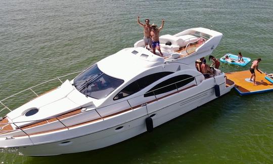 Yacht Azimut Flybridge personnalisé, piscine Lake Joe de 44 pieds