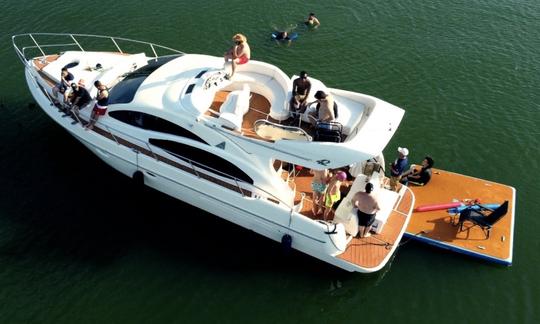 Yacht Azimut Flybridge personnalisé, piscine Lake Joe de 44 pieds