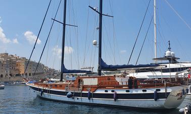 pequeno navio de luxo Gulet Charter Elianora em Capri, Amalfi Napoli, Itália 