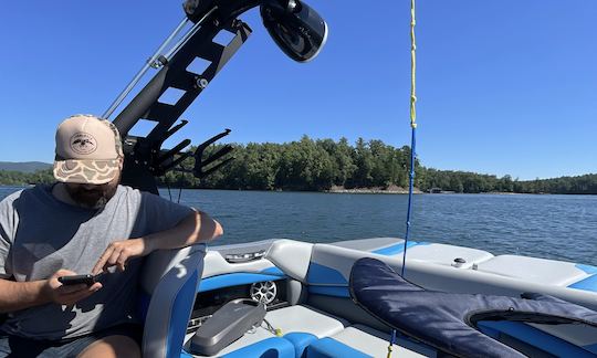 Axis Wakeboat en alquiler en Nebo, Carolina del Norte