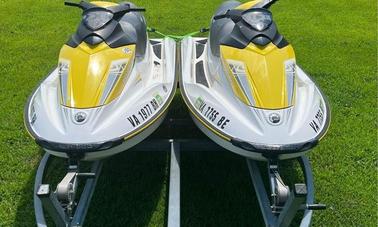 Alquile un par de motos acuáticas rápidas Sea Doo GTI en Jacksonville, Carolina del Norte