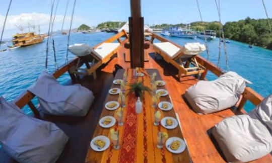 Labuan Bajo Trip 3D2N with Medium Phinisi Boat!