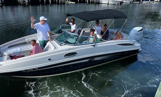 Aluguel de barco Sea Ray Sundeck Bowrider de 26 pés em Aventura, Flórida