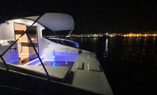 Catamaran Overnight on the island, Houseboat