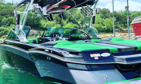 Surfez et faites du wakeboard : nos MasterCrafts sur le lac Travis !