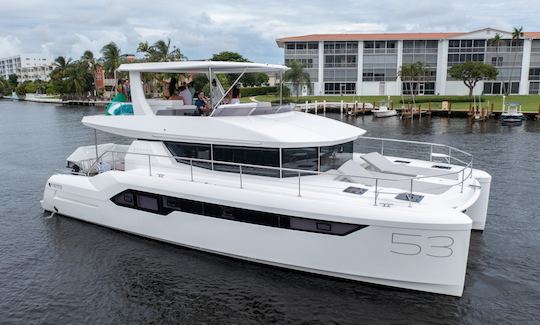 Navigation sur un catamaran à moteur Leopard de 53 pieds à Fort Lauderdale, en Floride