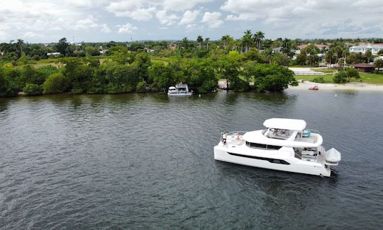 Navigation sur un catamaran à moteur Leopard de 53 pieds à Fort Lauderdale, en Floride