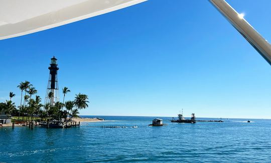 Navigation sur un catamaran à moteur Leopard de 53 pieds à Fort Lauderdale, en Floride