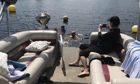 Versailles 26ft Pontoon Rental in Ottawa!