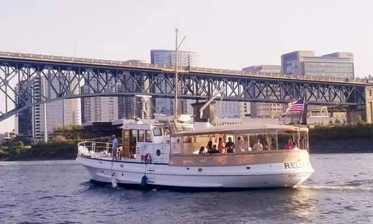 Passeio pelas luzes da cidade e pela ponte a bordo do Classic Fantail Launch em Portland, Oregon