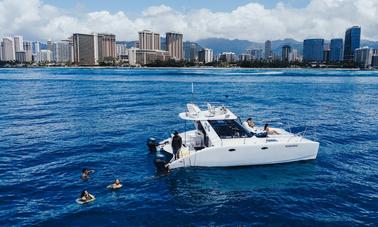 Alquiler privado de catamarán a motor personalizado de 30 pies en Waikiki, Hawái