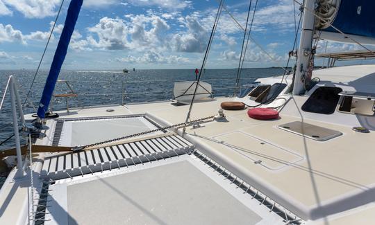 Catamarã de 48 pés navegando na Baía de Biscayne. Festa, Cura sonora, Wingfoil