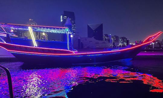 アル・シーフ・バール・ドバイのトラディショナル・ボート・ツアー