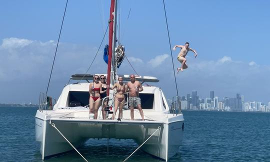 Catamarán de lujo ubicado en el centro de Miami