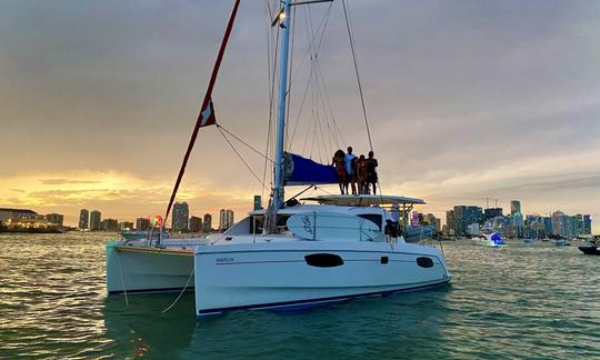 Catamarán de lujo ubicado en el centro de Miami