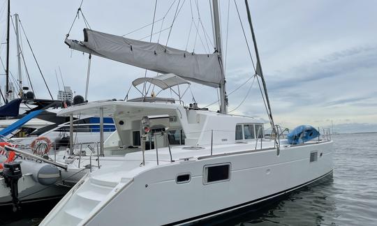 Lagoon 44 feet