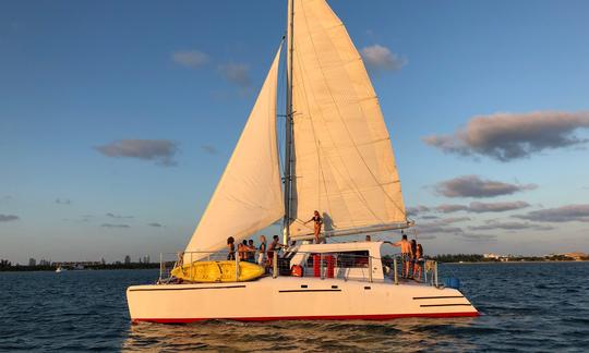 Catamarán para fiestas en barco con capacidad para 49 personas. Incluye: 1 capitán, 2 compañeros