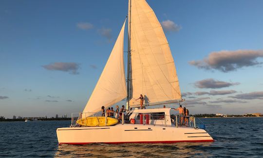 Le catamaran de fête en catamaran (49 maximum) comprend : 1 capitaine, 1 second et 1 barman