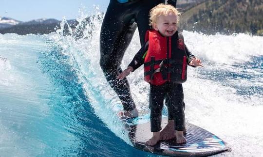 Deportes acuáticos en el lago Tahoe con capitán y entrenador en el barco de wakesurf Moomba Max 2023