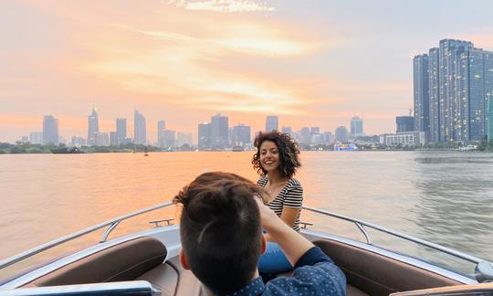 Cocktail romantique au coucher du soleil sur le pont à Ho Chi Minh Ville, Vietnam