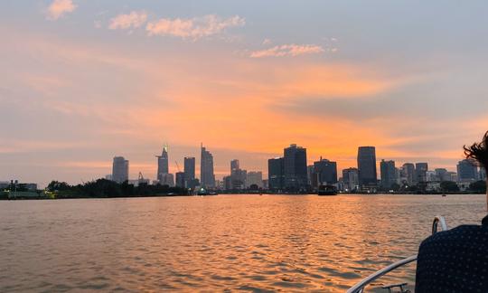 Cocktail romantique au coucher du soleil sur le pont à Ho Chi Minh Ville, Vietnam