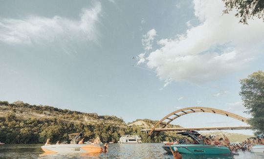 Luxury 27ft Tritoon on Lake Austin - With Captain & Optional Goats!