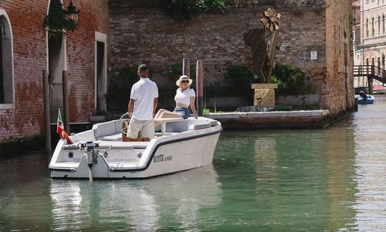 Venice Hidden Canals en barco eléctrico