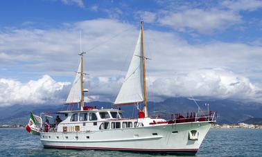 Barco de cruzeiro M/Y Ramona 1964 em Napoli, Campânia