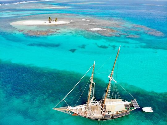 Sailing in San Blas islands on a ancient schooner 