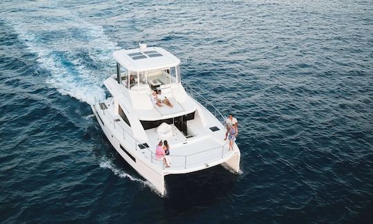 Luxe Catamaran in Waikiki, Hawaii - 43ft Private Catamaran Yacht