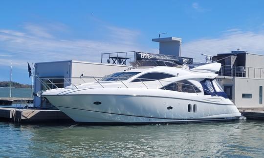 Elegante iate Sunseeker Manhattan com um capitão local em barcos de Helsinque, Finlândia