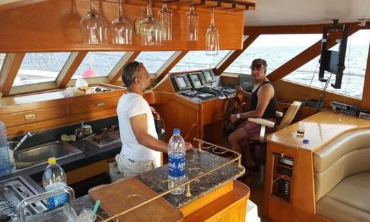 Profitez du summum de la détente à bord d'un yacht à moteur de 72 pieds à Hurghada, dans le gouvernorat de la mer Rouge