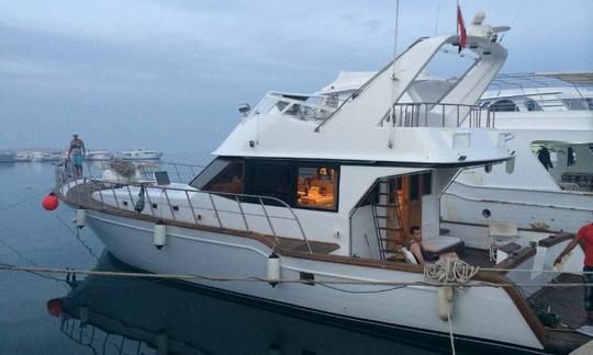 Profitez du summum de la détente à bord d'un yacht à moteur de 72 pieds à Hurghada, dans le gouvernorat de la mer Rouge