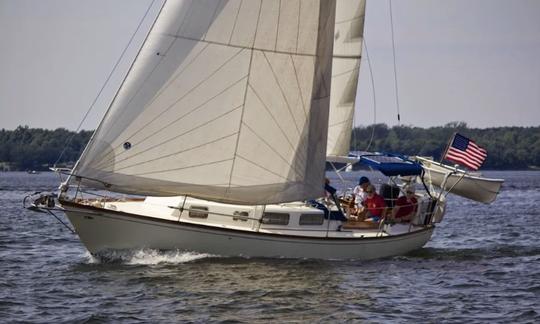 Navega por las mundialmente famosas bahías de Newport y Narragansett a bordo del Tartan 34 Classic