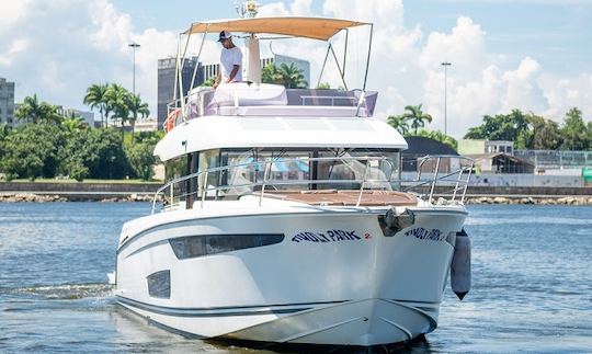 43ft Joá Jeanneau Luxury Yacht Rental in Rio de Janeiro, Brazil