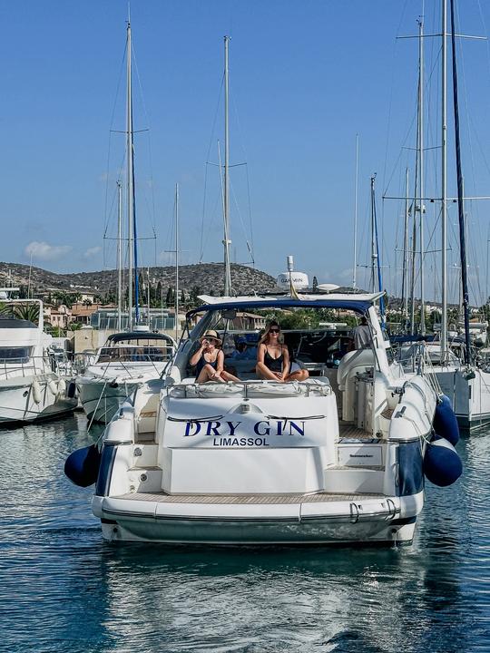 Iate a motor Sunseeker 50 com capitão em Chipre, Limassol para 12 pessoas