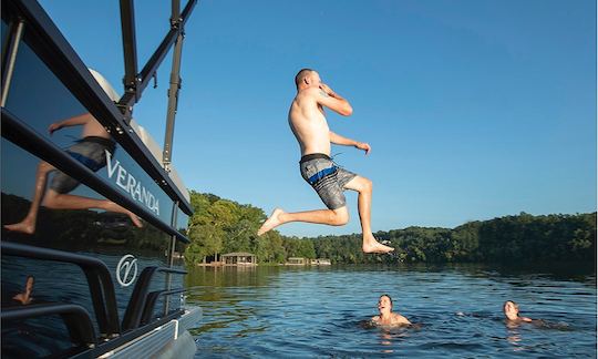 Un tritoon puissant et luxueux avec 150 CV et tous les jouets du magnifique lac Gaston !