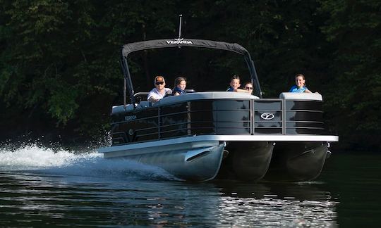 Un tritoon puissant et luxueux avec 150 CV et tous les jouets du magnifique lac Gaston !