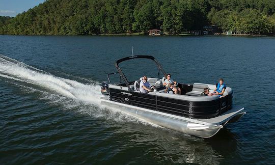 Un tritoon puissant et luxueux avec 150 CV et tous les jouets du magnifique lac Gaston !